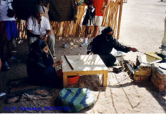 Beduinenfrauen beim Teigformen